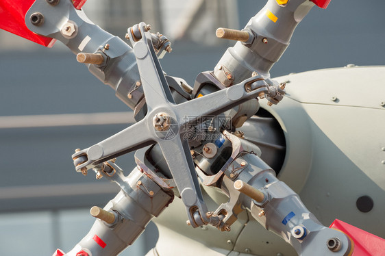 工程运输机械的直升横向稳定器组装和旋翼刀片的紧闭图片