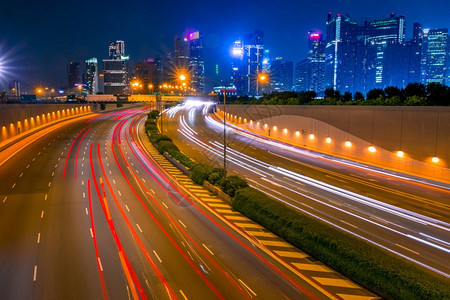 夜晚城市道路上的车轨图片