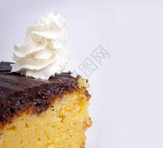 美食面包店味的橙色蛋糕加巧克力冰淇淋和奶油图片