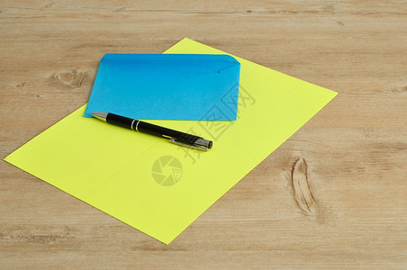 静止的一种蓝色黄纸和蓝信封带黑笔图片