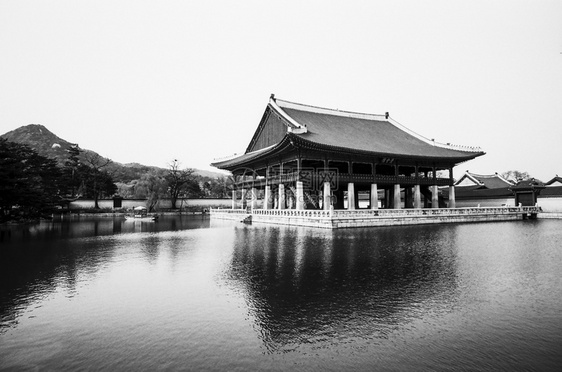 京虎路馆是南韩首尔市中心的庆博宫殿综合建筑的一部分位于个小湖中央的这座建筑该位于南韩汉城中部的一个小湖复杂的庆和路黑色图片