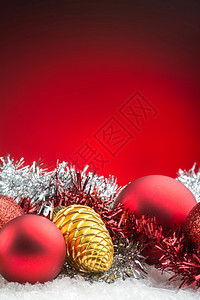 金子派对奏鸣曲红本底雪上的圣诞饰物和球体图片