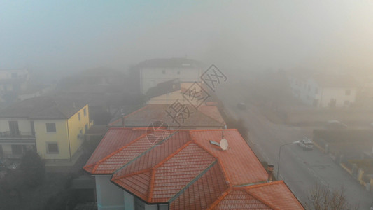 佩奥多雾路段由无人机在云上方的雾环绕着风对乡村景象进行全空中观测图片