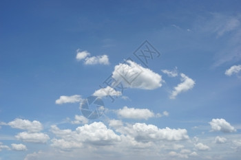 多云的清除蓝色空上的美丽云彩作为自然背景图片