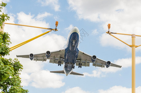飞机灯翅膀飞机大型客在降落时搭乘大型客机驶入其内车下行机场航班背景