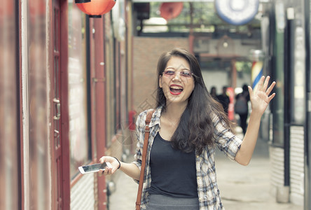 亚洲人喜剧吸引的在购物区行走年青轻快乐的女幸福情绪图片