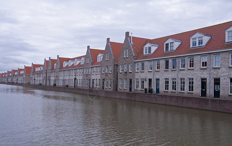住房窗户建筑学在Holland靠近水的新房子图片