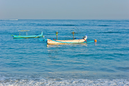 天空库塔海滩传统巴厘人船景观蓝色的图片