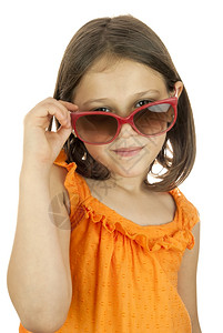 美丽项链幸福小女孩笑着戴红墨镜图片