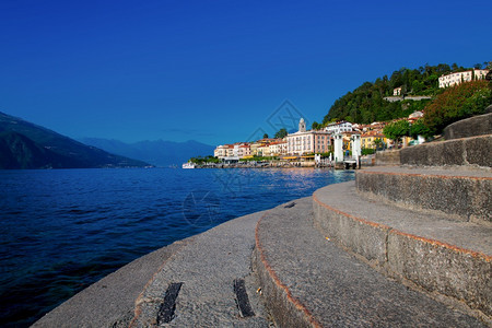 意大利语湖上通往意大利贝拉焦科莫的楼梯风景优美观图片