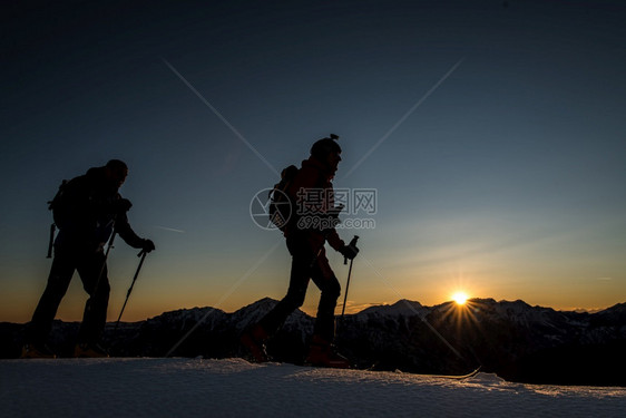 登山滑雪徒步旅行的年轻人图片