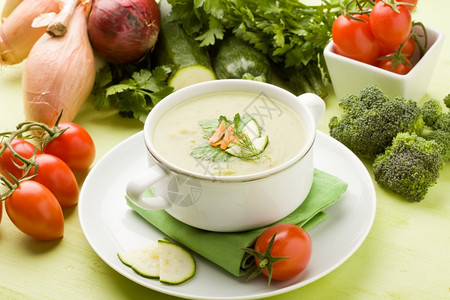 夏南瓜奶油绿色木制桌上蔬菜汤的素食相片不同蔬菜环绕着绿木桌番茄图片