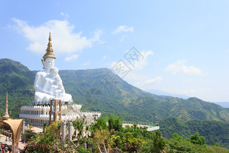 信仰历史崇拜佛的白色雕像在寺庙里有蓝天背景图片
