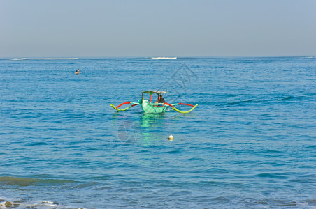 典型的巴厘岛船海滩钓鱼巴厘岛人图片