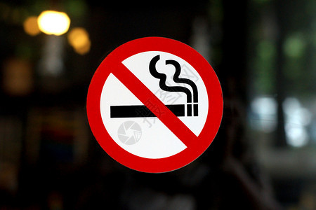 信息象征餐厅窗户上禁止吸烟的相片不良图片