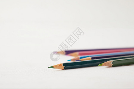 散落的彩色铅笔图片