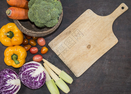 各种蔬菜有木制背景顶面视图食物背景健康概念的切板有机优质胡萝卜图片