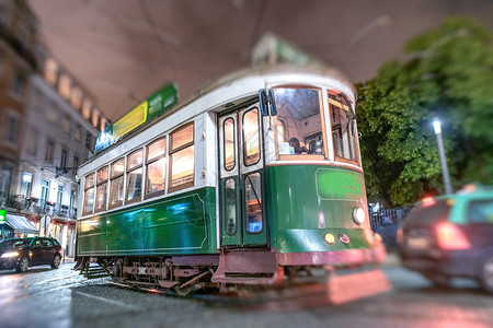 铁路城市的晚上在里斯本绿色电车图片