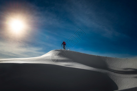 偏远登山滑雪徒步旅行的年轻人设计图片