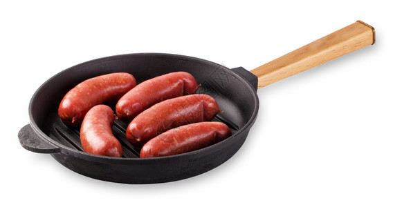 食物煎锅中的香肠和木柄用隔离在白色背景上香肠和炉子用木柄隔开猪肉生图片