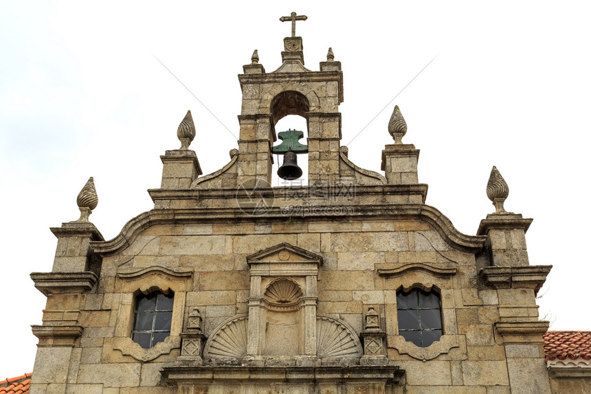 托斯卡纳矫饰者慈悲是一座独的纳维路教堂在葡萄牙米兰达杜罗市有古吉钟塔圆拱门入口托斯卡纵柱多里克首都公寓酒吧窗户建筑学图片