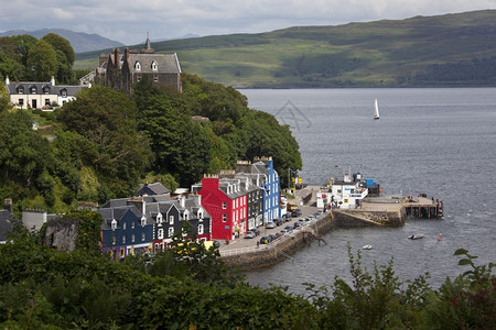海托巴莫里苏格兰西北部穆尔岛多彩的捕鱼村Tobarmory修道院图片