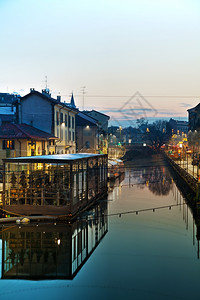 水路纳维利建筑学日出时意大利米兰的纳维格奥兰德运河图片