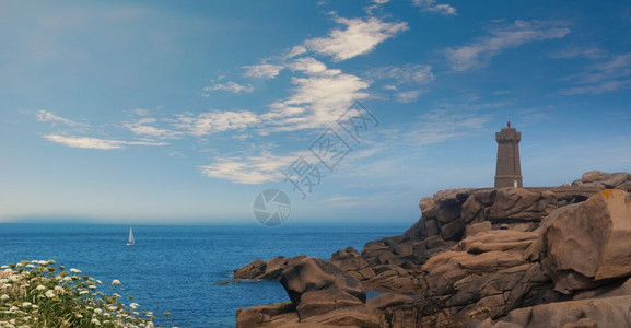 岩石粉色的男人普卢马纳和佩罗斯桂雷茨粉红花岗岩海岸景观间法国布列塔尼的男子灯法国蓝天大教堂图片