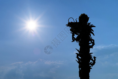 古老的寺庙雕塑美丽日光浴背景龙轮廓图图片