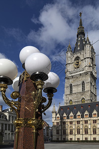 旅行在比利时根特的贝尔夫里根特的91米贝利是三座中世纪高塔之一它俯视古城中心的根特老另外两座是圣巴沃大教堂和尼古拉会科文组织世界图片