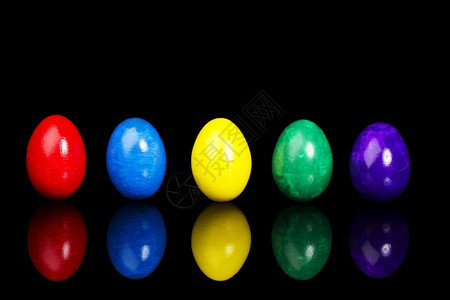 蓝色的喜庆假期以黑色背景和反射为底色的五个彩东方鸡蛋图片