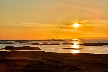 半岛夏天山冰西部Stykisholmur附近日落时的许多岛屿冰日落时的许多屿图片