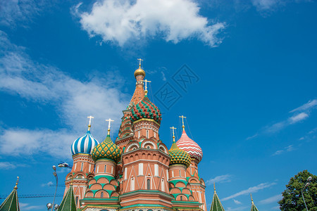 俄罗斯莫科圣巴西尔大教堂多彩塔对抗阴云的天空多色旅行英石图片