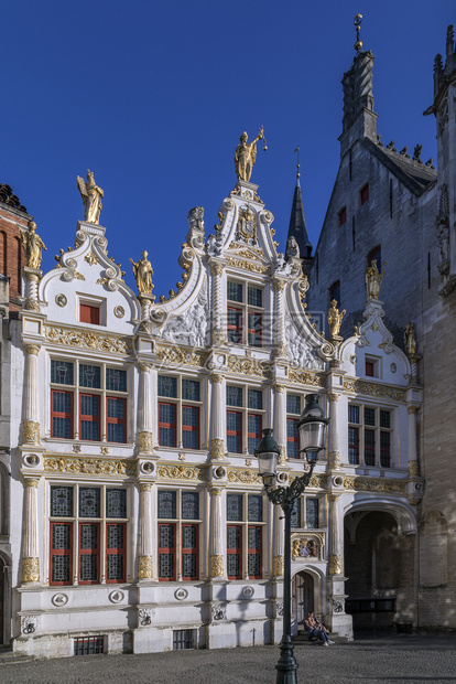 城市强化雕像比利时布鲁日市StadhuisvanBruggeBruges市政厅位于布尔格广场这是1376年布列日期中心前加固城堡图片