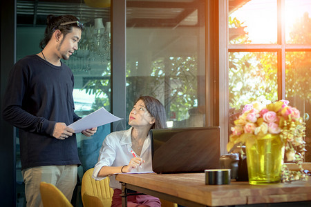 在家庭办公室工作的亚洲男女自由职业者亚洲人讲话情侣图片