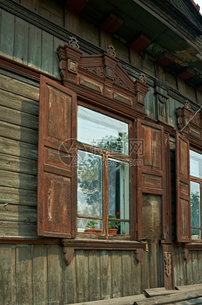 天七月木制的2016年7月5日俄罗斯旧木屋的窗户框上雕刻了乌兰德市的雕刻图片