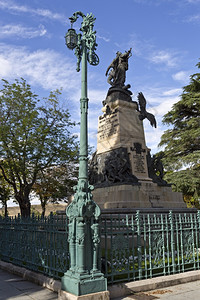 城市灯柱女王西班牙塞戈维亚背景的5月2日叛军纪念碑位于维多利亚欧根尼广场VictoriaEugenia皇后广场图片