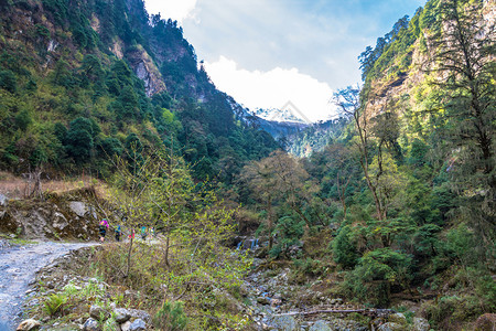 喜马拉雅山风景尼泊尔Annapurna附近的山路上一小群游客种图片
