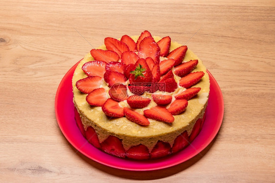 美食帕夫洛娃俄国常用女名新鲜的红盘中自制草莓蛋糕图片