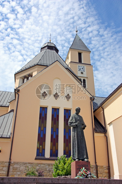宗教的天主AlojzijeStepinac在其出生地克罗亚拉西奇最神圣三一教堂前的AlojzijeStepinac雕像克罗地亚语图片