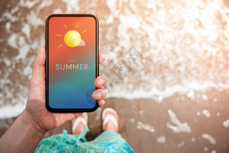 假期热的技术拥有移动电话的夏季节概念女与夏季消息和以阳光为背景最佳视野的图标天气沙滩相配的夏天季节概念图片