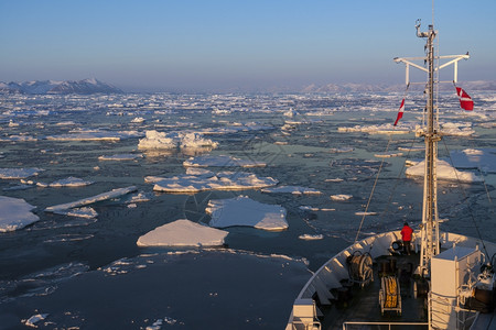 北东格陵兰海岸旅游的破冰河和海包括一种桅杆图片