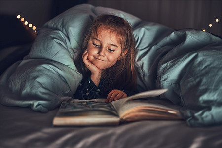 夜晚仙女家小孩睡前在床上看书图睡前读故事给孩子听睡前故事图片