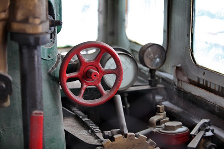 在旧蒸汽机舱的小屋里行业弃历史的图片