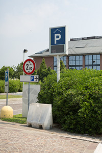 一些指示停车区的路标一些指示停车区的路标城市蓝色停車處图片