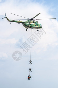 天空士兵们从军用直升机上跳下一条绳索特别军事行动保护空气图片