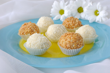 椰子蛋糕面包屑花生和椰子片中塞满樱桃的奶酪球甜点背景