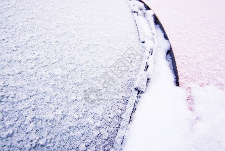寒冷的白色12月关闭时雪和冰覆盖红车窗外的色面十二月图片