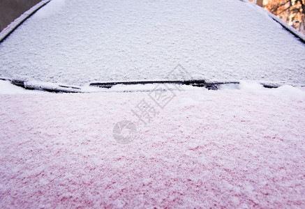 白色的冷若冰霜12月关闭时雪和冰覆盖红车窗外的色面十二月图片