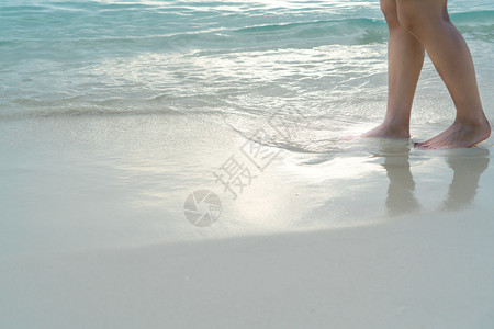 在白沙上散步的女孩图片